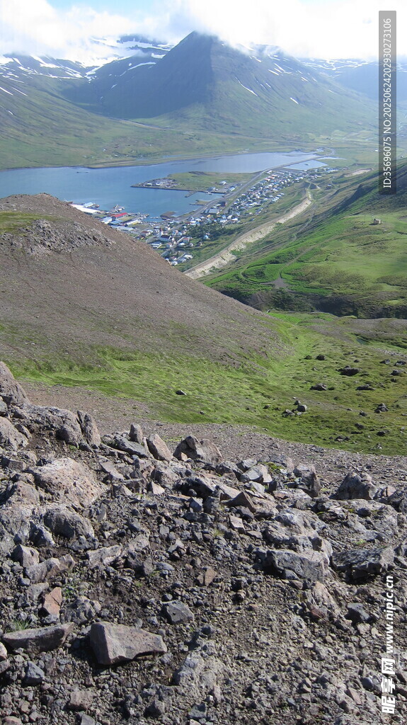 高山俯瞰下的湖景风光