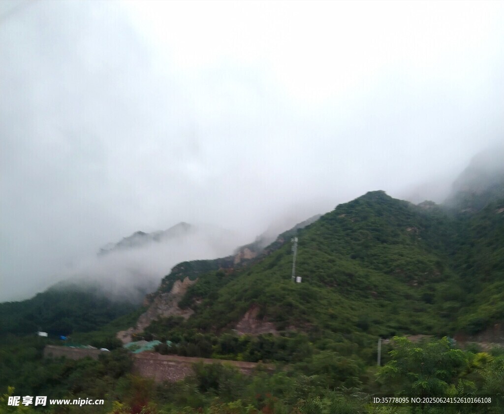 云雾缭绕的山间美景
