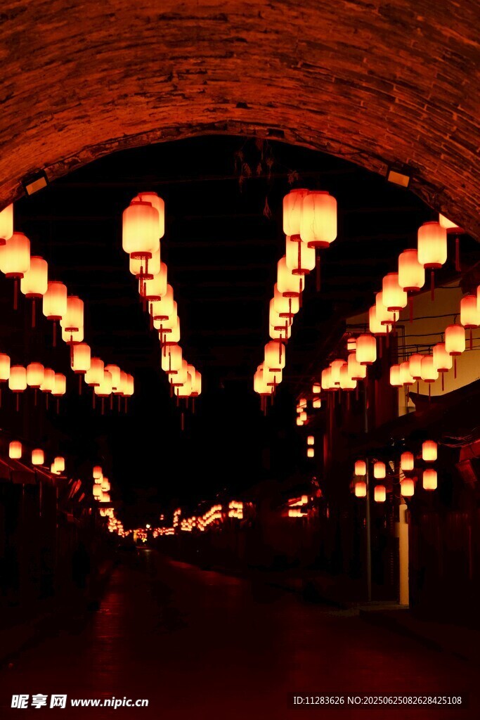 古巷中点亮的串串灯笼