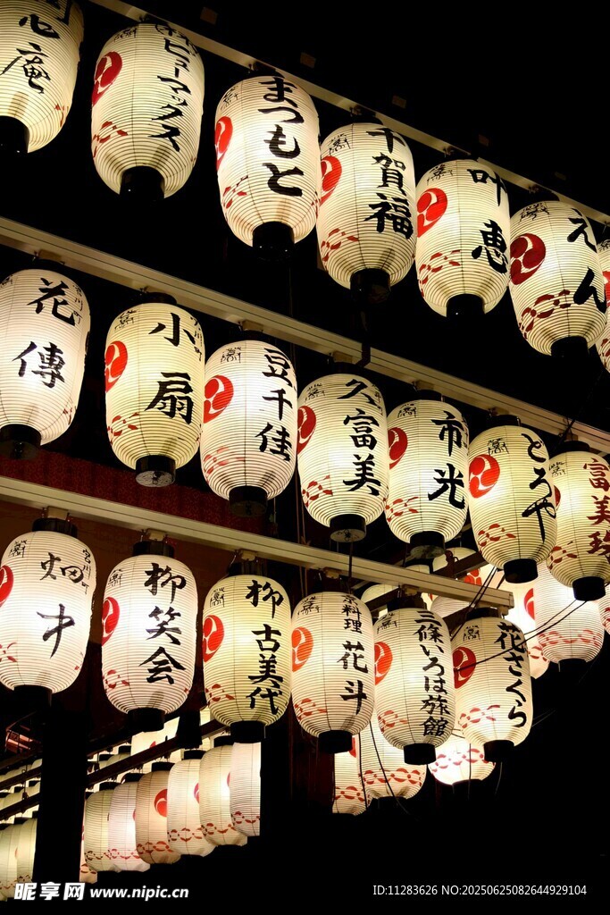 日式灯笼悬挂夜景