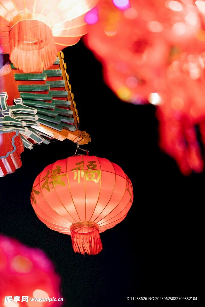 喜庆红灯笼装点节日氛围