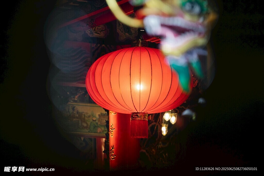 红灯笼点亮夜色