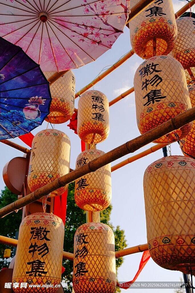 传统灯笼悬挂