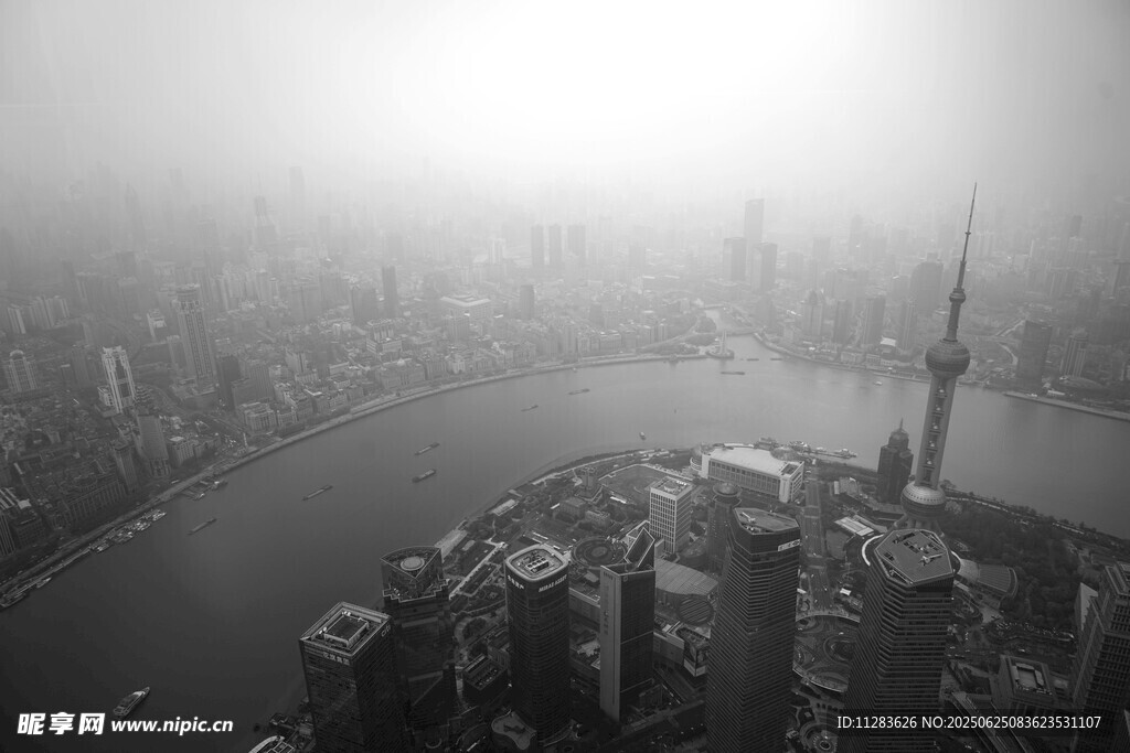 雾中上海城市天际线