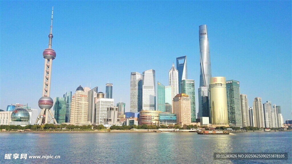 上海外滩现代城市天际线