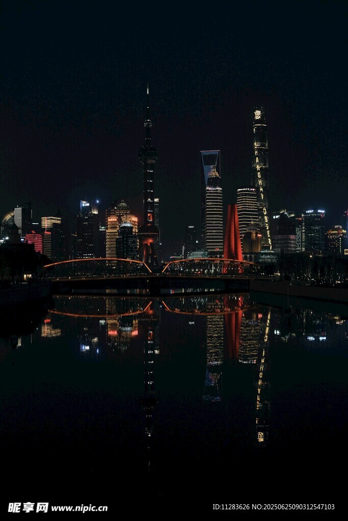 城市夜景倒影