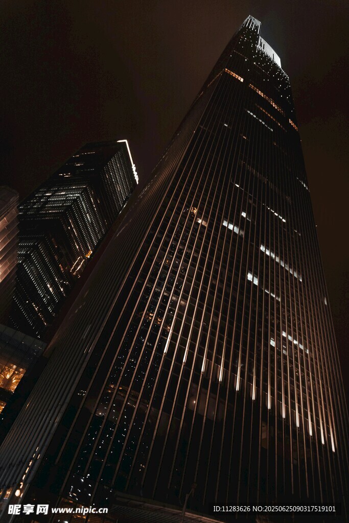 都市夜景中的摩天大楼