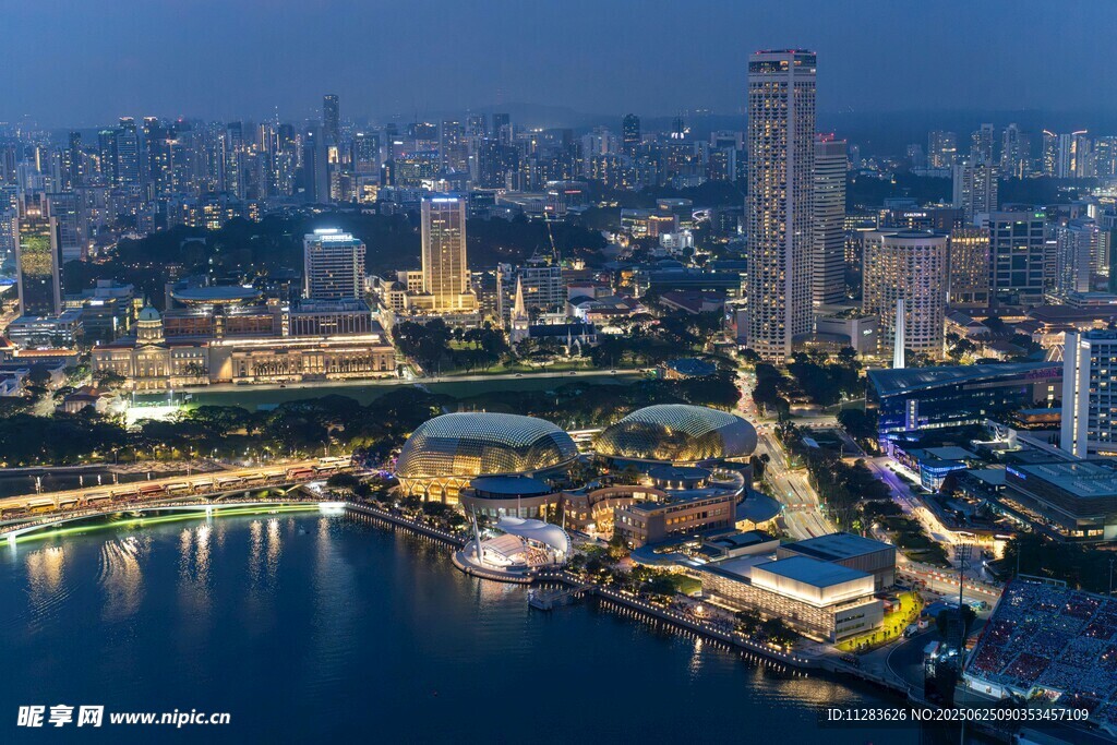 城市夜景中的璀璨滨水风光