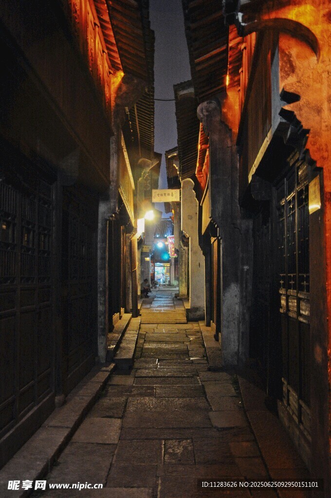 夜晚静谧的古老小巷