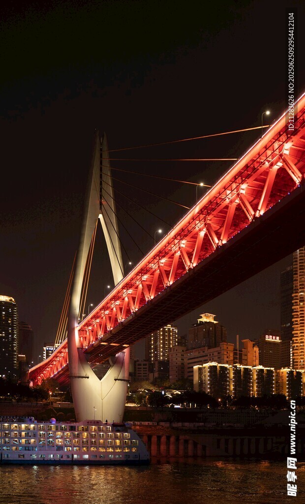 上海外滩夜景中的红色桥梁