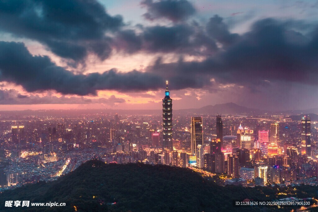 城市夜景璀璨灯火辉煌