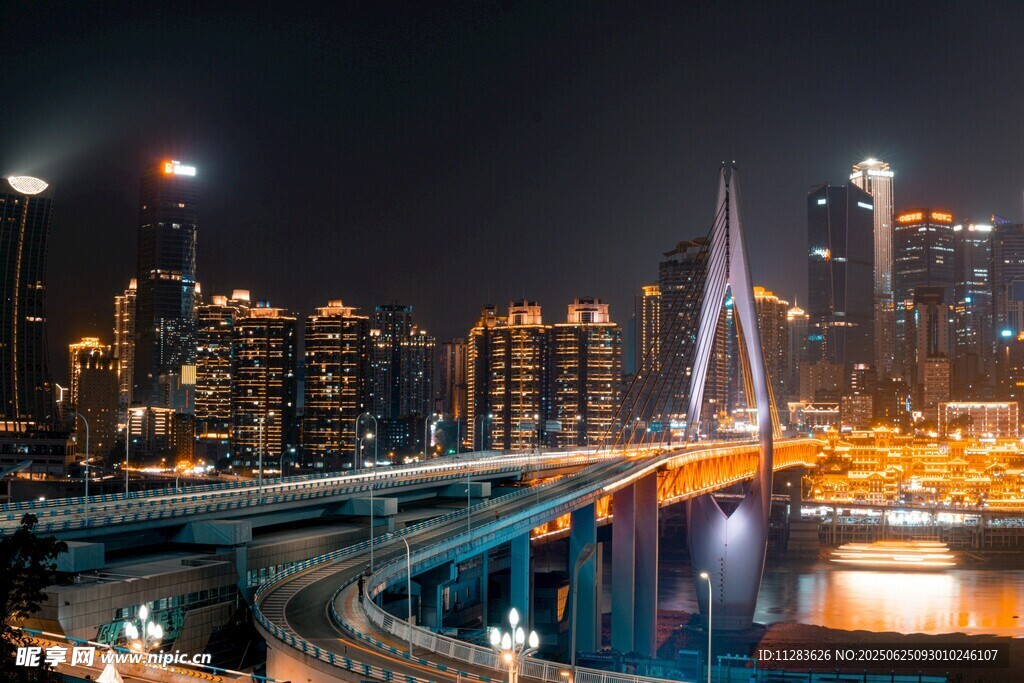城市夜景中的桥梁与高楼