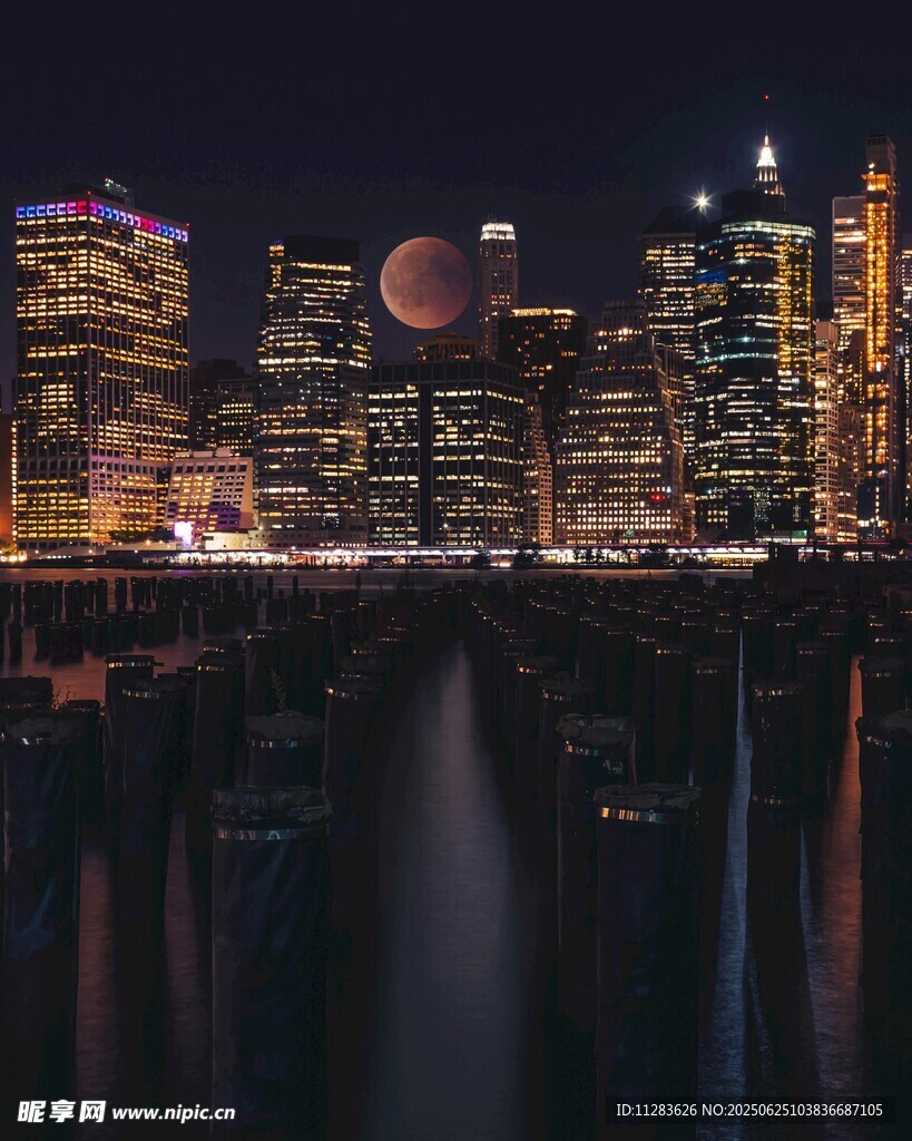 城市夜景下的壮丽瀑布