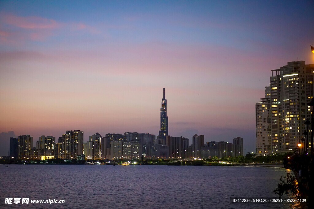 黄昏下的城市天际线景观