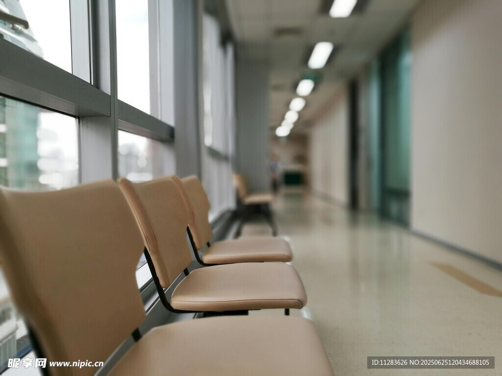 医院走廊的空座椅