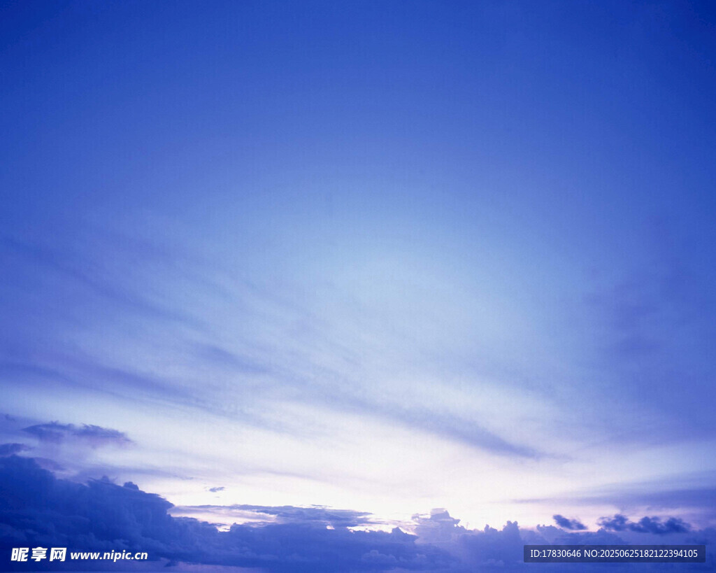 梦幻蓝色天空与云层景观