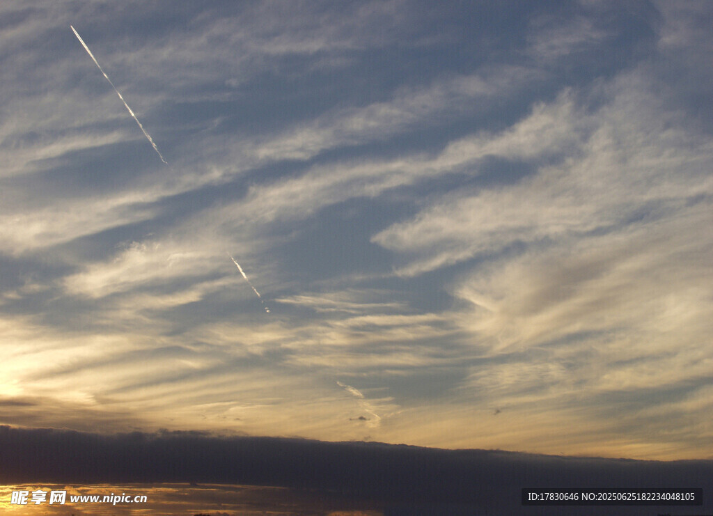 夕阳下的绚丽天空