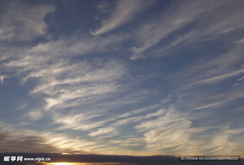 夕阳下的绚丽天空