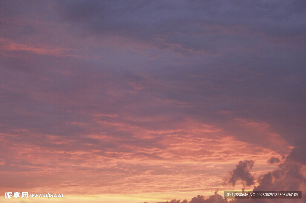 绚丽晚霞中的天空美景