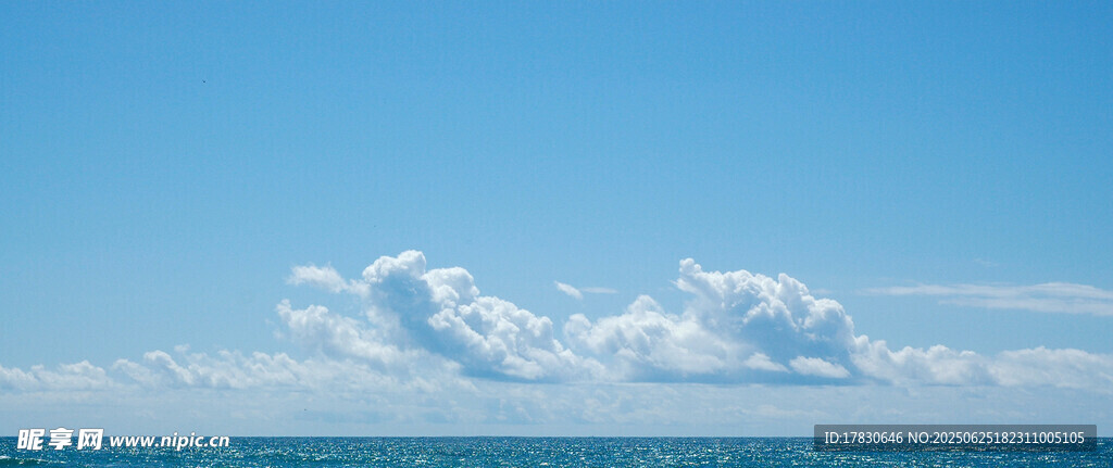 蓝天碧海间的漂浮云朵