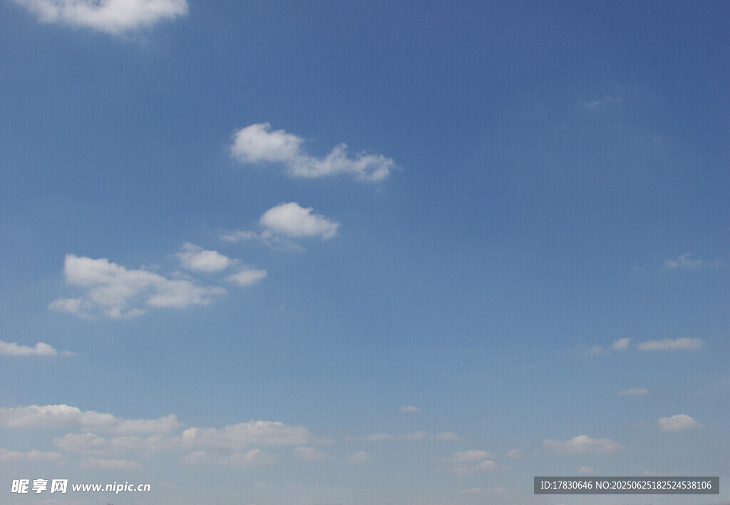 晴朗蓝天飘着几朵白云