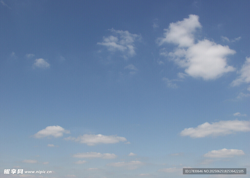 晴朗蓝天飘着几朵白云