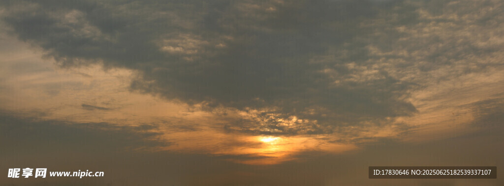 夕阳下的绚烂天空