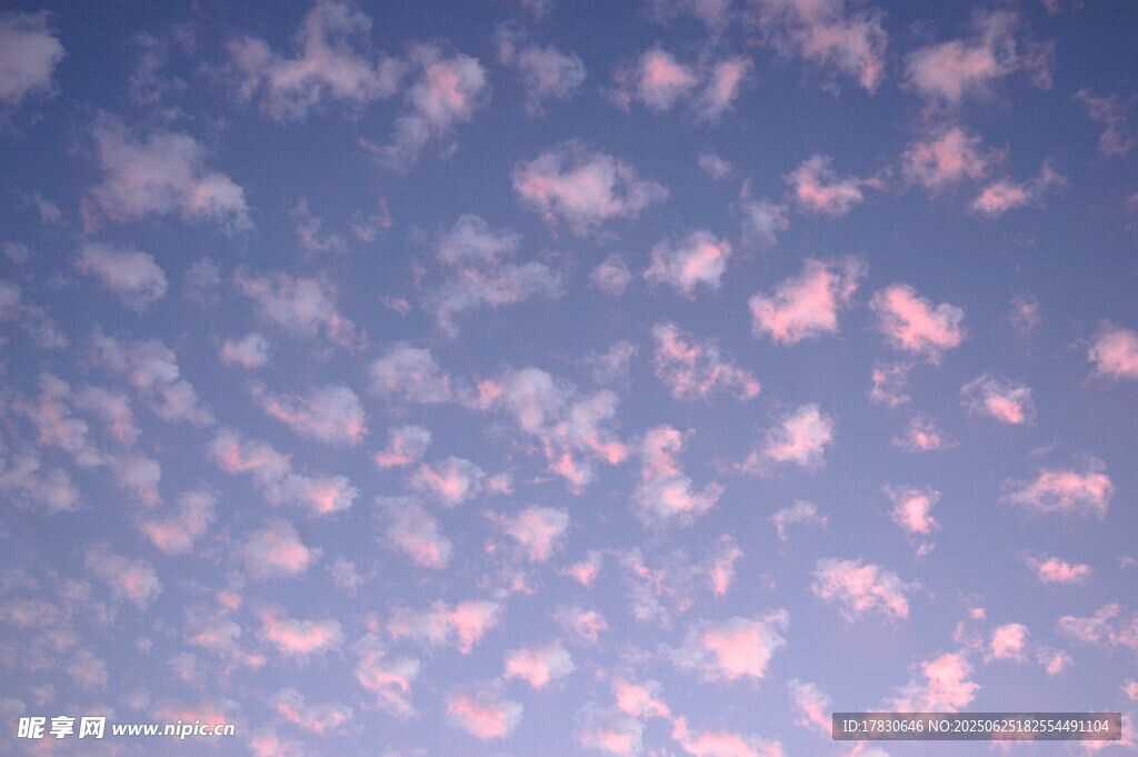 梦幻粉蓝天空云朵美景