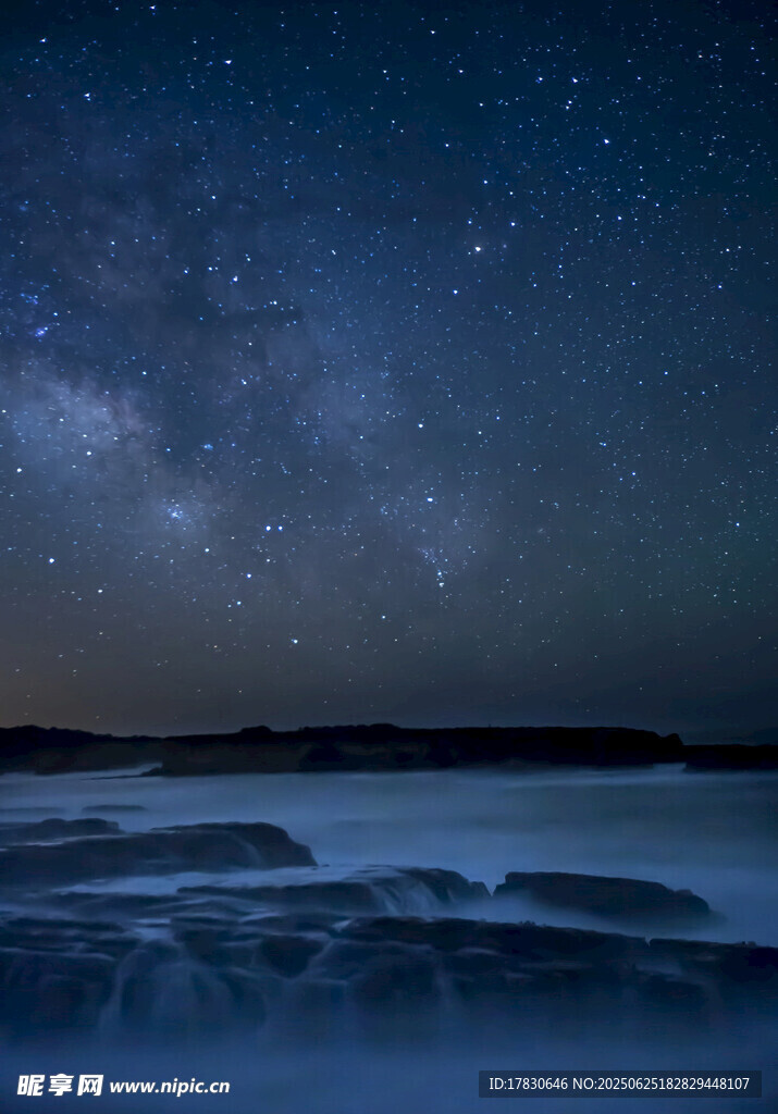 星空下的静谧海岸