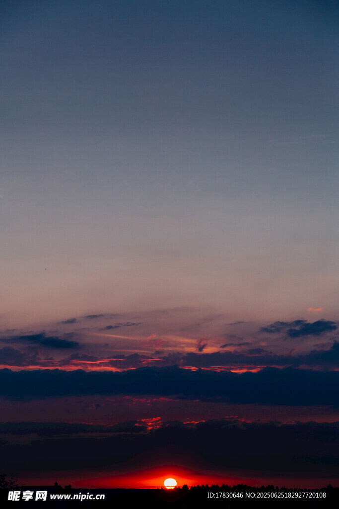 日落时分的绚烂天空