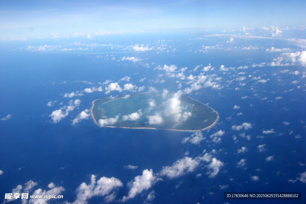 空中俯瞰蔚蓝大海中的岛屿