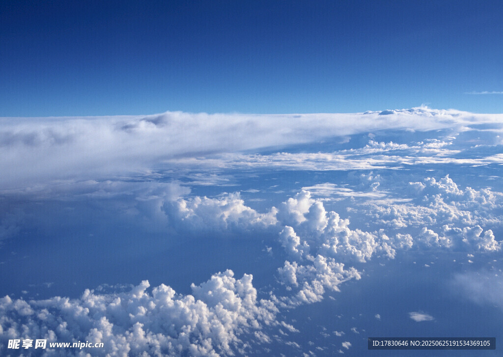 高空俯瞰壮丽云海景观