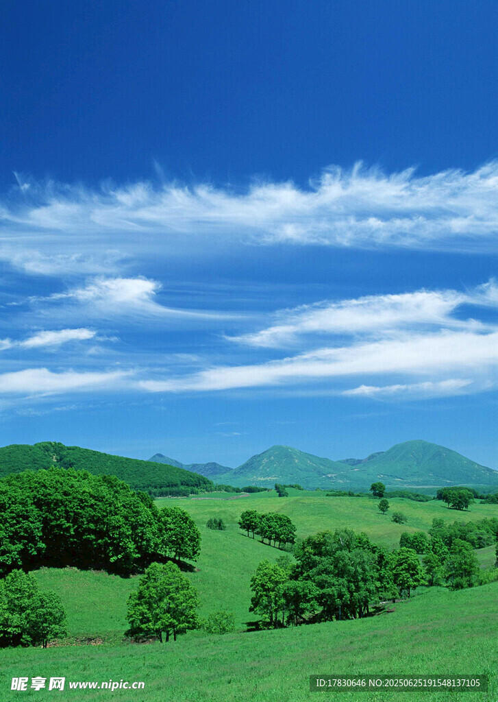 翠绿山丘间的蓝天美景