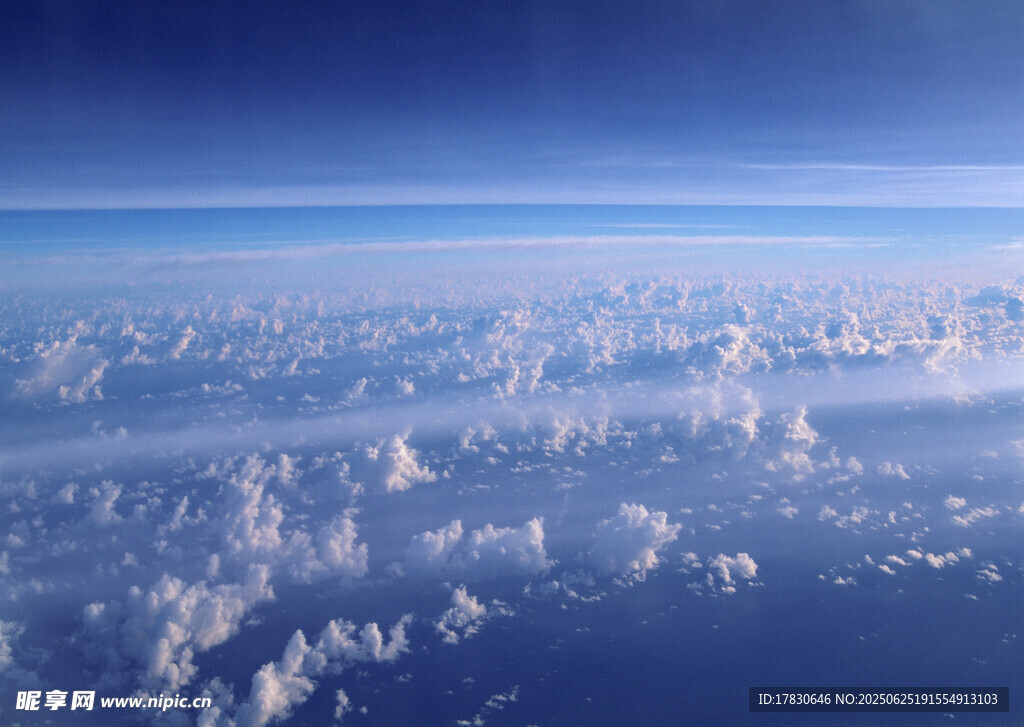 高空俯瞰云海壮丽景观