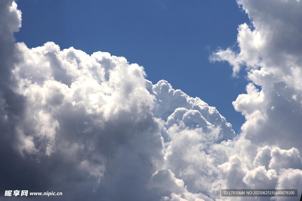 蓝天中的蓬松白云