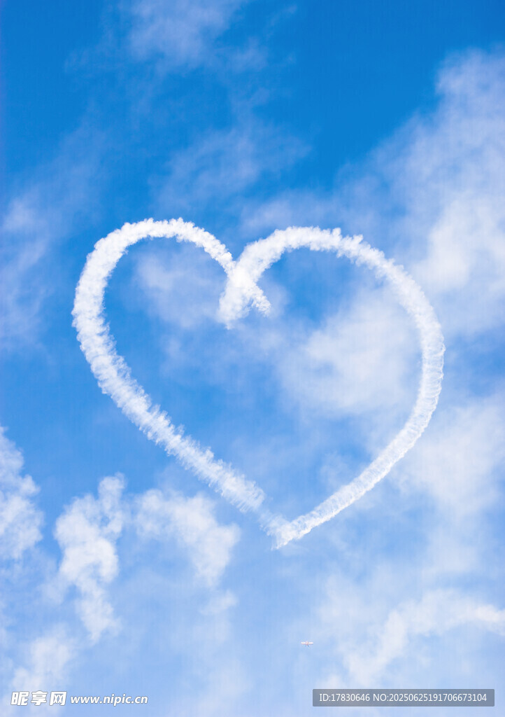天空中的心形云朵