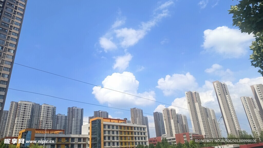 城市高楼与蓝天白云景观
