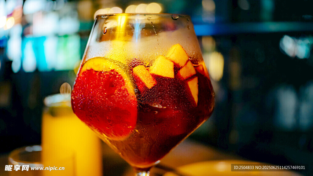 色彩缤纷的水果鸡尾酒