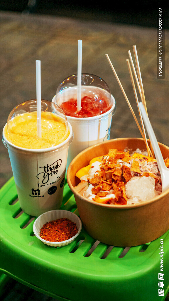 多彩饮品与美味小吃组合