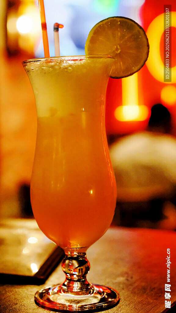 色彩绚丽的美味热带鸡尾酒