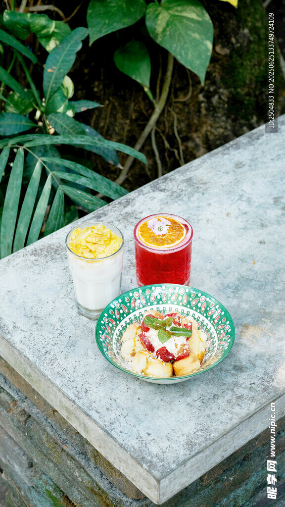 夏日清凉饮品与水果拼盘