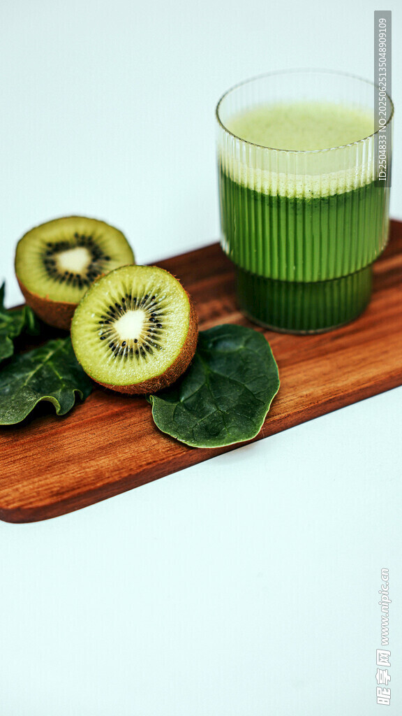 绿杯猕猴桃饮品与鲜果
