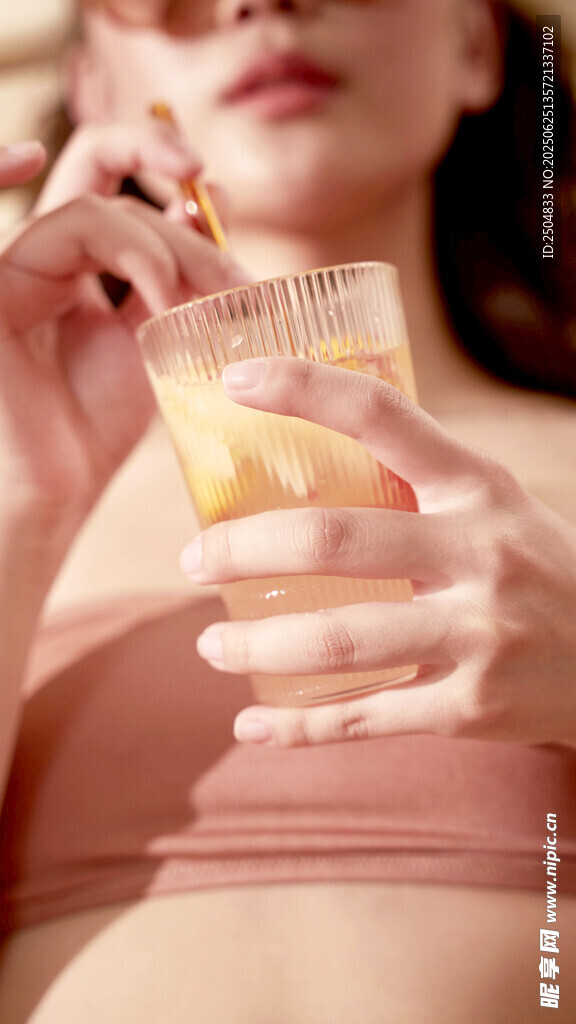 女性手持零食袋与透明杯