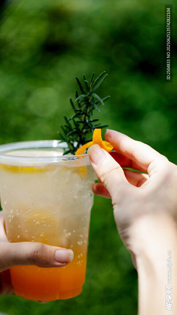 手捧清新渐变鸡尾酒