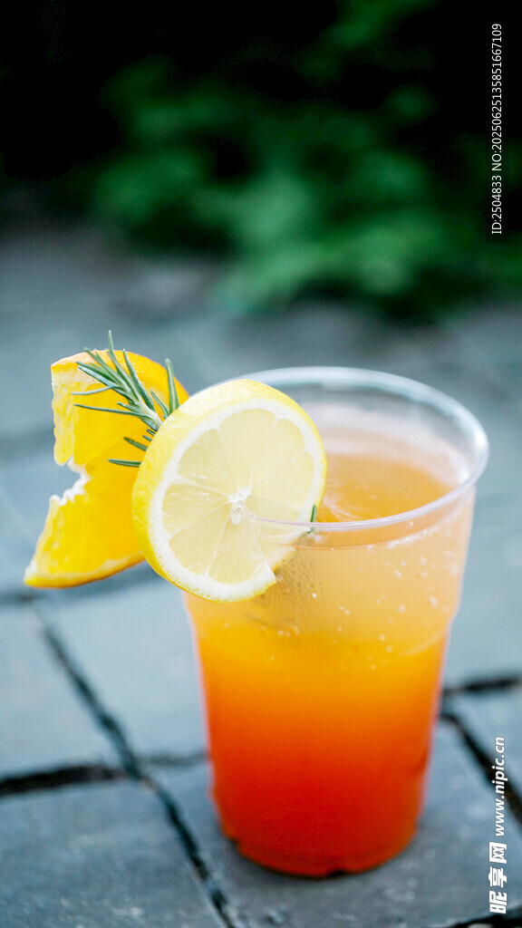橙黄柠檬鸡尾酒饮品