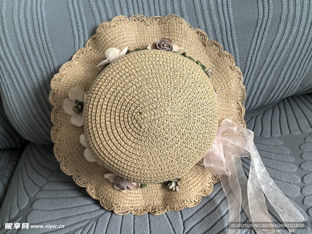 复古风草帽置于沙发上