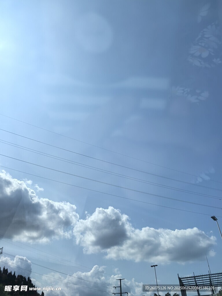 晴朗天空下的白云与电线