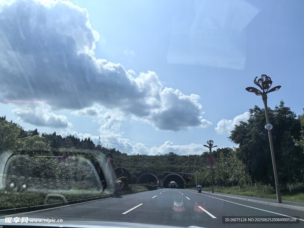 公路行车蓝天白云