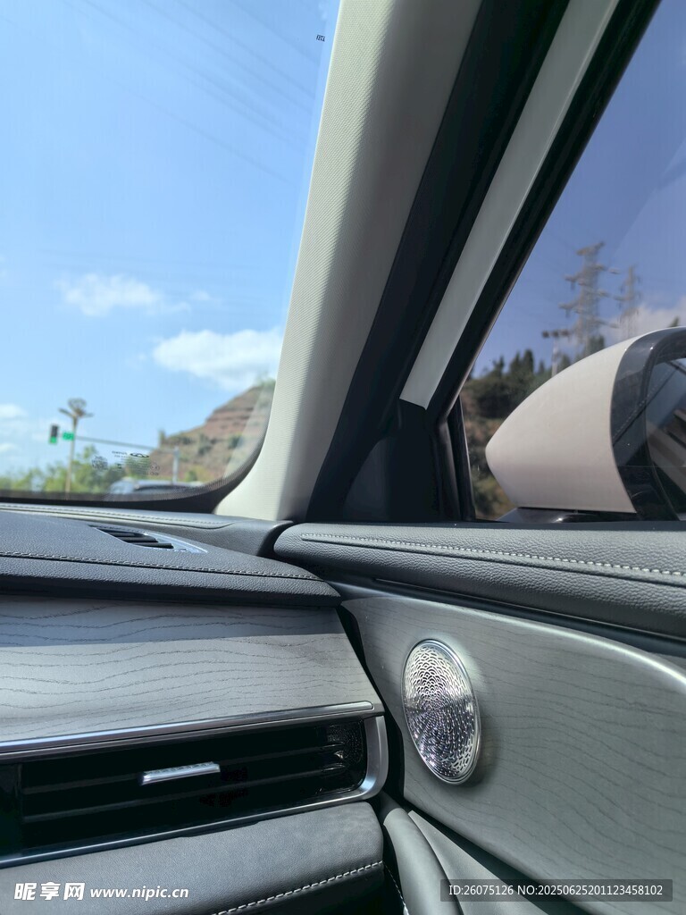 车内视角看窗外风景