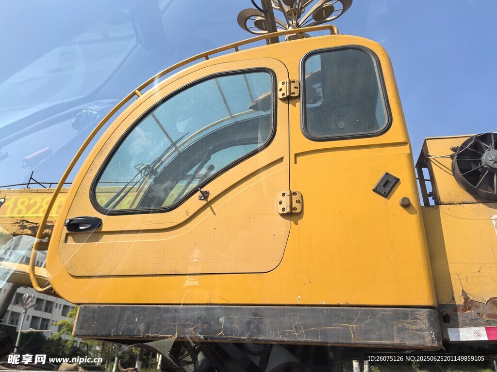 黄色工程车驾驶室特写
